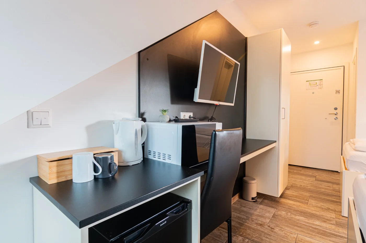 Zimmerausstattung mit Kühlschrank und Mikrowelle